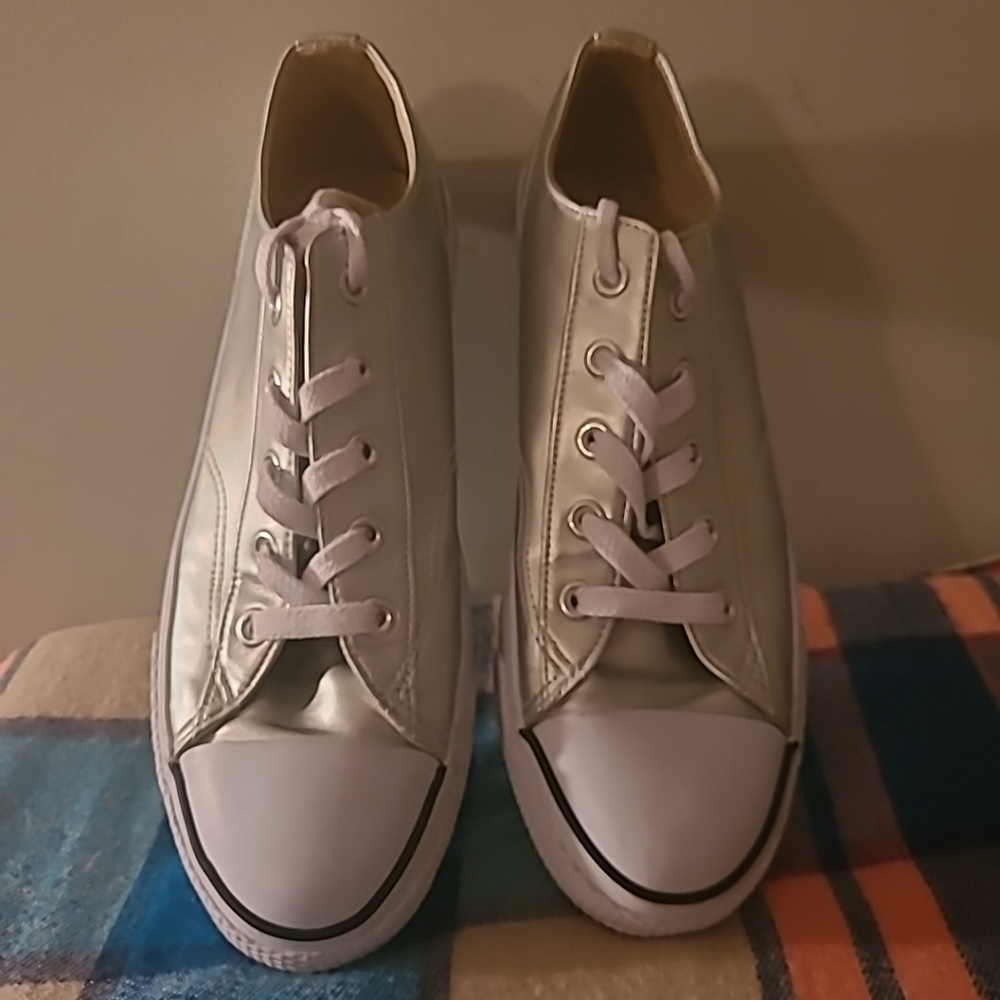 Airwalk Womens Lace Up Round Toe Low Top Silver, WhiteSkate Sneakers